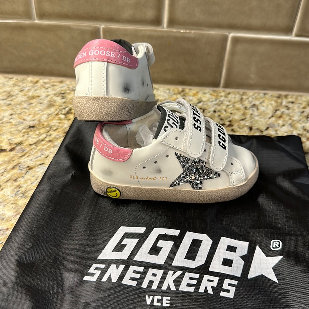 GGDB SNEAKERS TODDLER SIZE 19, US toddler 5